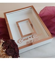 Beyaz Fotoğraflı 30x40 cm Fotoğraf Bölümlü Yarı Pleksi Kaplamalı Ledsiz İsimli Gül Kutusu! Anı Çerçevesi (Rose-Beyaz)