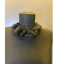 BAĞLAMALI ÇİÇEKLİ BONCUKLU GÖMLEK YAKA KOLYE 28 CM-120 CM (Siyah)