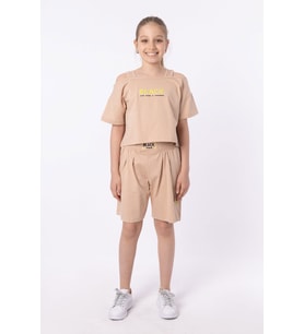 ORGANİK PAMUKLU BASKILI YÜKSEK BEL BOKSÖR KEMERLİ AÇIK OMUZLU CROP KESİM T-SHIRT (Vizon)
