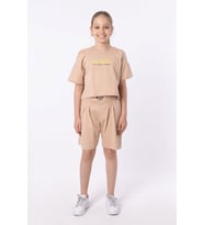 ORGANİK PAMUKLU BASKILI YÜKSEK BEL BOKSÖR KEMERLİ AÇIK OMUZLU CROP KESİM T-SHIRT (Vizon)