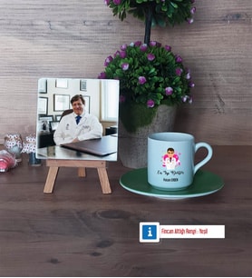 En İyi Doktor Fotoğraflı Dekoratif Taş, Ahşap Altlıklı Türk Kahvesi Fincanı Hediye (Model 9)
