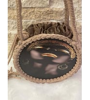 ÖZEL TASARIM ETNİK DESENLİ BOHEM MDF ASKILI ÇANTA BÜZGÜLÜ TORBA İÇLİ 23X23CM (Pudra)