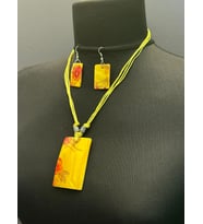 EL BOYAMA SEDEF TAŞLI ÇİÇEKLİ ETNİK KOLYE KÜPE SET BOY 23 CM (Sarı)