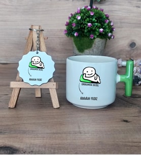 Umurumda Değil Hediye Seti Kupa Bardak T Kulplu ve Anahtarlık Arkadaşa Hediye (Model 8)