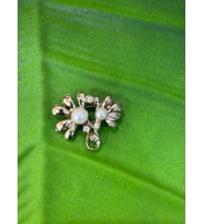 ÇİÇEKLİ BONCUKLU BROŞ YAKA İĞNESİ GİYİM AKSESUARI 3X3 CM (Gümüş)