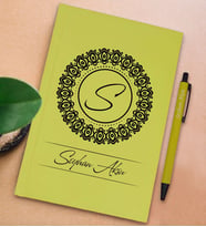 BK Gift Kişiye Özel İsimli Sarı Sert Kapaklı Defter ve Tükenmez Kalem Seti, Arkadaşa Hediye, Yeni İş Hediyesi, Doğum Günü Hediyesi (Model 15)
