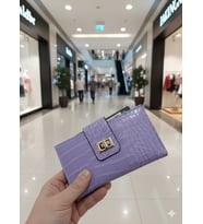 NEWİSH POLO TELEFON BÖLMELİ KLİPSİLİ FERMUARLI PORTFÖY BAYAN CÜZDAN ORTA BOY- KROKODİL SUNİ DERİ (Lila)