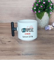 Ortopedi Uzmanı Hediye Sepeti Kupa Bardak T Kulplu, Kalemlik ve Ahşap Telefon Standı Tıp Bayramı Hediyesi (Model 6)