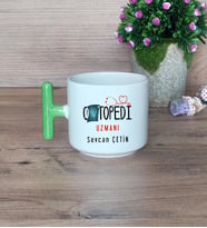 Ortopedi Uzmanı Hediye Sepeti Kupa Bardak T Kulplu, Kalemlik ve Ahşap Telefon Standı Tıp Bayramı Hediyesi (Model 8)