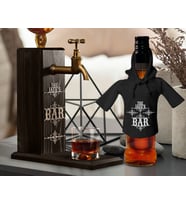 BK Gift Kişiye Özel Kabartma İsimli Musluklu Doğal Ahşap İçki Standı ve Siyah İçki Şişesi Tişörtü Hediye Seti, Home Bar, Viski Çeşmesi, Ahşap İçecek Çeşmesi (Model 4)
