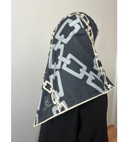 Ladycoco Parlak Royan Eşarp Siyah (Motifli Krem)