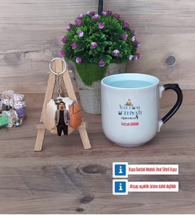 Erkek Türk Dili ve Edebiyatı Öğretmenine Hediye Kupa Bardak Beyaz ve Fotoğraflı Ahşap Anahtarlık Hediye (Model 10)