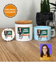 Kişiye Özel Karikatürlü Sınıf Öğretmeni Hediye Seti Pastel Fincan, Kalemlik, Anahtarlık Kadın Sınıf Öğretmenine Öğretmenler Günü Hediyesi (Mavi)