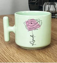 Kişiye Özel Gül ve İsim Yazılı Hediye Pastel T Kupa Çiçek Desenli (Yeşil)
