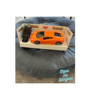 Gezgin Ferrari Araba 1:24 Rengarenk Uzaktan Kumandalı 2 Fonksiyonlu (Turuncu)