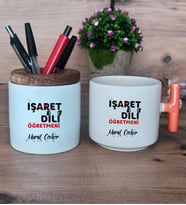İşaret Dili Öğretmeni Hediye Sepeti Kupa Bardak T Kulplu, Kalemlik Hediyeleri Öğretmenler Günü Hediyesi (Model 7)