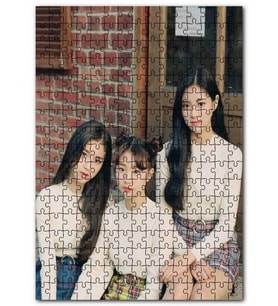 Cakapuzzle Kapı Önünde Oturan Üç Koreli Kız Puzzle Yapboz MDF (Ahşap) (1000 Parça)