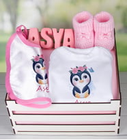 eJOYA Ahşap Sandıkta Kişiye Özel Zıbın Önlük Taş İsimlik Ve Patik Bebek Hediye Seti 109433 (Pembe)