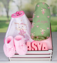 eJOYA Ahşap Sandıkta Kişiye Özel Önlük Battaniye Taş İsimlik Ve Patik Bebek Hediye Seti 109747 (Pembe)