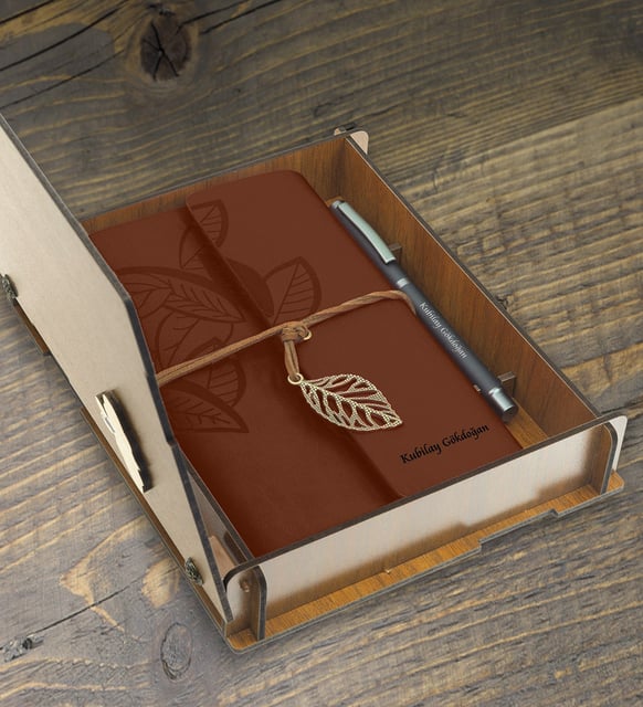 Kişiye Özel İsim Baskılı Ahşap Kutulu Defter Kalem Seti (Kahverengi)