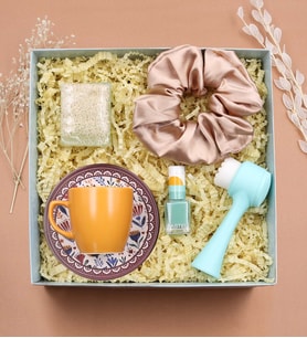 Fincan & Saten Toka & Kabak Lifli Sabun & Pastel Oje & Çift Taraflı Yüz Temizleme Fırçası Hediye Seti (Sarı)