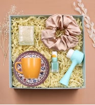 Fincan & Saten Toka & Kabak Lifli Sabun & Pastel Oje & Çift Taraflı Yüz Temizleme Fırçası Hediye Seti (Sarı)