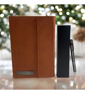 Kişiye Özel A5 15 x 22 Mıknatıslı Kapak Defter & Kişiye Özel Tükenmez Kalem Hediye Seti (Taba)