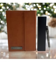 Kişiye Özel A5 15 x 22 Mıknatıslı Kapak Defter & Kişiye Özel Tükenmez Kalem Hediye Seti (Taba)