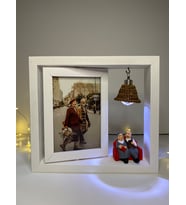 Kişiye Özel Fotoğraflı AHŞAP DÖNEN ÇERÇEVE YAŞLI ÇİFT FİGÜRLÜ LAMBALI Doğum Günü Hediyesi (Beyaz)