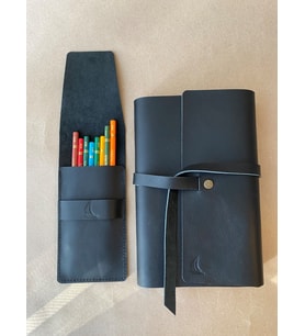 ALESTA LEATHER İsme Özel El Yapımı Hakiki Deri 2li Hediye Seti - Kitap/Ajanda Kılıfı ve Kapaklı Kalemlik (Siyah)