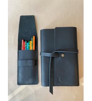 ALESTA LEATHER İsme Özel El Yapımı Hakiki Deri 2li Hediye Seti - Kitap/Ajanda Kılıfı ve Kapaklı Kalemlik (Siyah)