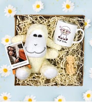 Kişiye Özel Polo Kartlı Sevimli Kuzu &  Mum Kupa Hediye Seti (Model 2)
