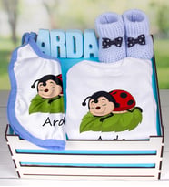 eJOYA Ahşap Sandıkta Kişiye Özel Zıbın Önlük Taş İsimlik Ve Patik Bebek Hediye Seti 109424 (Mavi)