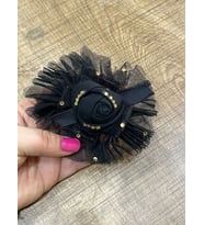 9X9 CM TAŞLI TOMURCUK TÜLLÜ ÇİÇEK BROŞ YAKA İĞNESİ TÜRBAN İĞNESİ (Siyah)
