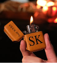 vagave Kişiye Özel Hakiki Doğal Deri Zippo Model Benzinli Çakmak Kahve Haki Hardal Mavi Suyeşili Taba Renk Seçenekleriyle Hediyelik Evcil Hayvan Baskılı Sevgiliye Anne Baba Kız Erkek Arkadaşa Dünya Kadınlar Günü Hediyesi (Hardal Sarısı)