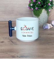 Eczane Teknikeri Hediye Sepeti Kupa Bardak T Kulplu, Kalemlik ve Ahşap Telefon Standı Eczacılar Günü Tıp Bayramı Hediyesi (Model 2)