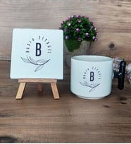 İsimli Minimal Baş Harf Hediye Seti Kupa Bardak T Kulplu ve Dekoratif Taş Anneye Babaya Kardeşe Sevgiliye Doğum Günü Hediyesi  (Model 6)