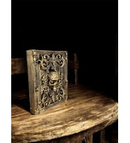 Kafatası Kabartmalı Kitap Görünümlü Biblo (Gold)