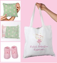 eJOYA Bebeklere Özel Çantasında Kişiye Özel Battaniye Yastık Ve Patik Bebek Hediye Seti 109843 (Pembe)