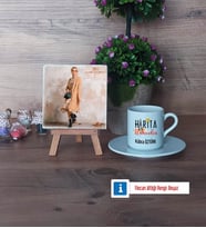 Harita Mühendisi Fotoğraflı Dekoratif Taş, Ahşap Altlıklı Türk Kahvesi Fincanı Hediye (Model 2)
