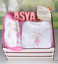 eJOYA Ahşap Sandıkta Kişiye Özel Zıbın Önlük Ve Taş İsimlik Bebek Hediye Seti 109459 (Pembe)