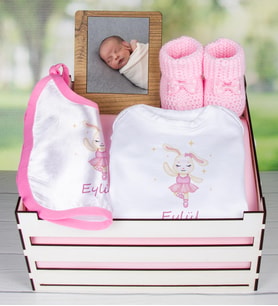 eJOYA Ahşap Sandıkta Kişiye Özel Zıbın Önlük Fotoğraf Çerçevesi Ve Patik Bebek Hediye Seti 109411 (Model 2)