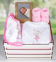 eJOYA Ahşap Sandıkta Kişiye Özel Zıbın Önlük Fotoğraf Çerçevesi Ve Patik Bebek Hediye Seti 109411 (Model 2)
