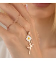 Kişiye Özel 925 Ayar Gümüş Dikey Papatya Kolye (Rose)