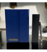 Kişiye Özel A5 15 x 22 Mıknatıslı Kapak Defter & Kişiye Özel Tükenmez Kalem Hediye Seti (Lacivert)