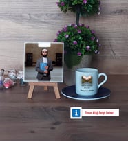 Kuran Kursu Hocası Fotoğraflı Dekoratif Taş, Ahşap Altlıklı Türk Kahvesi Fincanı Hediye (Model 4)