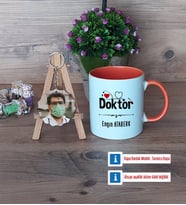 Doktor Kupa Bardak Beyaz ve Fotoğraflı Ahşap Anahtarlık Hediye Tıp Bayramı Hediyesi Doktora Hediye (Model 13)