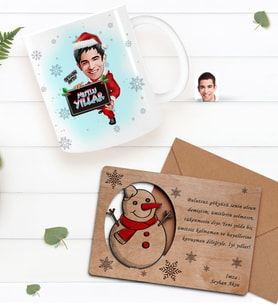 BK Gift Kişiye Özel Mutlu Yıllar Karikatürlü Kupa Bardak ve Retro Ahşap Yılbaşı Tebrik Kartı Hediye Seti-5 (Kırmızı)