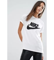 Nike Essantial Icon Futura Standart Kesim Beyaz Kadın Spor Tişört  (Beyaz)