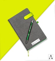 Kişiye Özel İsimli Mıknatıs Kapaklı Defter ve Kişiye Özel İsimli Metal Kalem Hediye Seti (Yeşil)